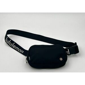 Lululemon Everywhere Belt Bag Black‎ Logo Strap Crossbody Travel Minimalist